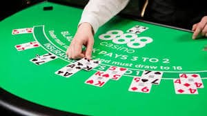 Dealer live casino sedang menjalankan permainan blackjack secara online